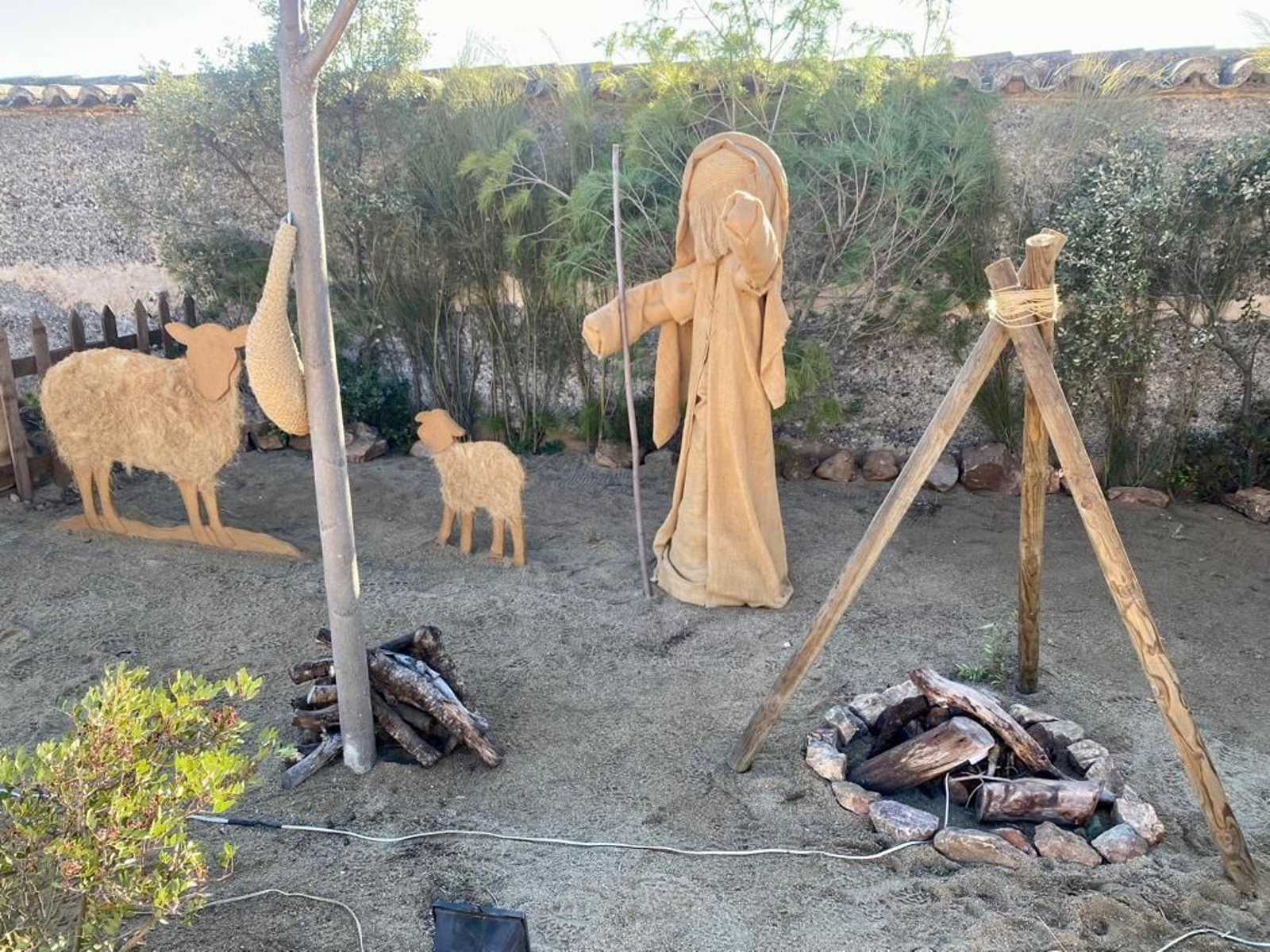 Un recorrido en fotografías por el gran belén artesanal de Los Blázquez