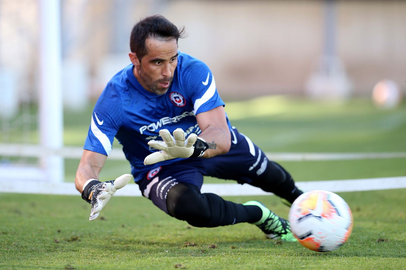 Claudio Bravo, en un entrenamiento con Chile.