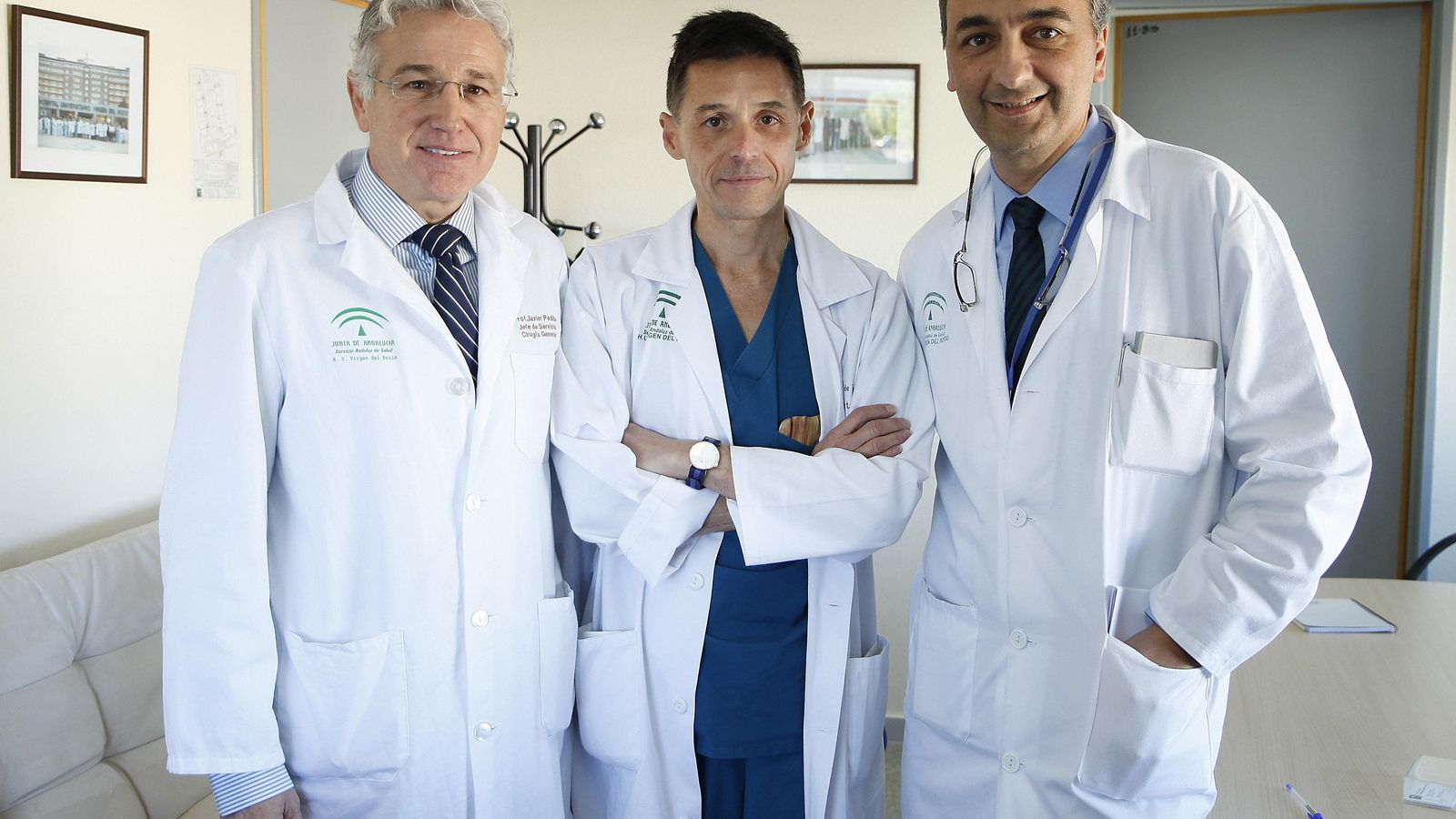 Los doctores Javier Padillo, jefe de Cirugía General; Fernando de la Portilla, coordinador de Prometeo; y F. Cristóbal Muñoz-Casares, responsable de Coper, en el Hospital Virgen del Rocío.