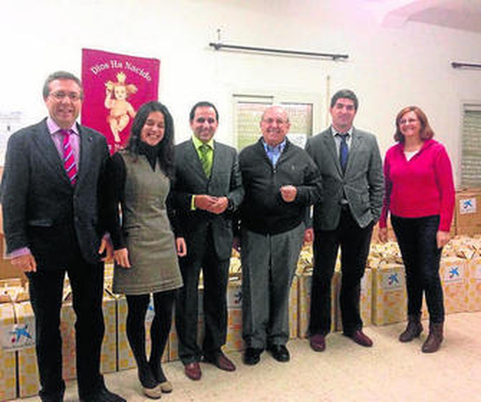 A la entrega de los lotes acudieron responsables de la entidad y Cáritas.