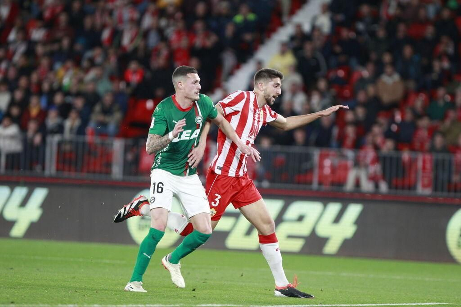 Édgar intenta frenar a Rafa Marín en el choque ante el Alavés