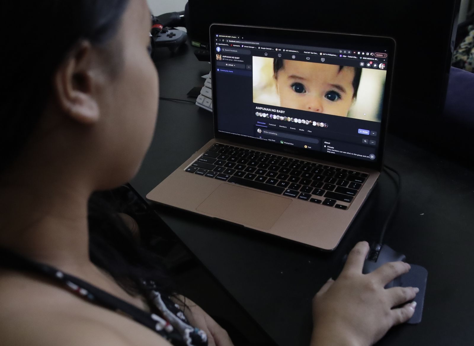 Una filipina embarazada muestra una página sobre adopciones.