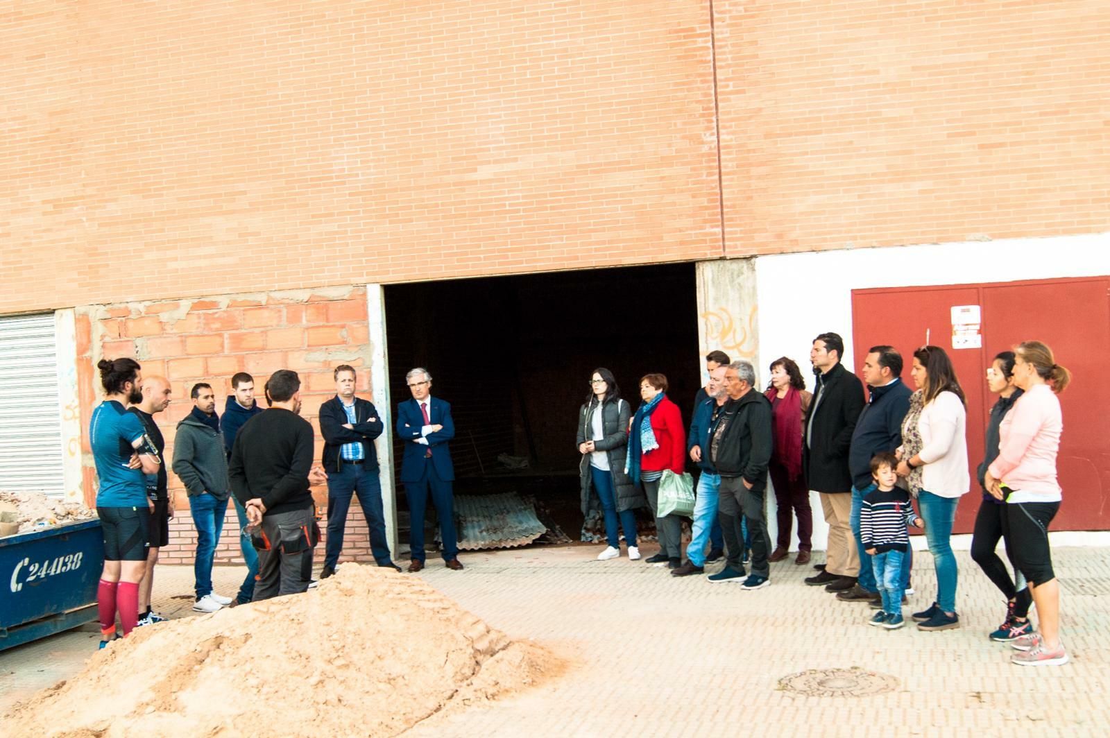 Miembros de la Comunidad de Vecinos del Nuevo Colombino, durante una reunión ante uno de los locales afectados por las filtraciones.