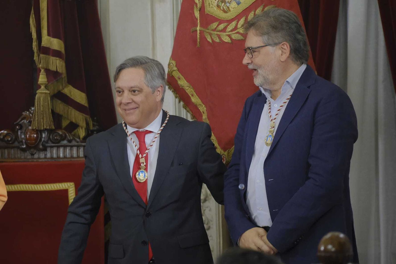Óscar Torres, portavoz del PSOE de Cádiz, tras recibir su medalla de concejal.
