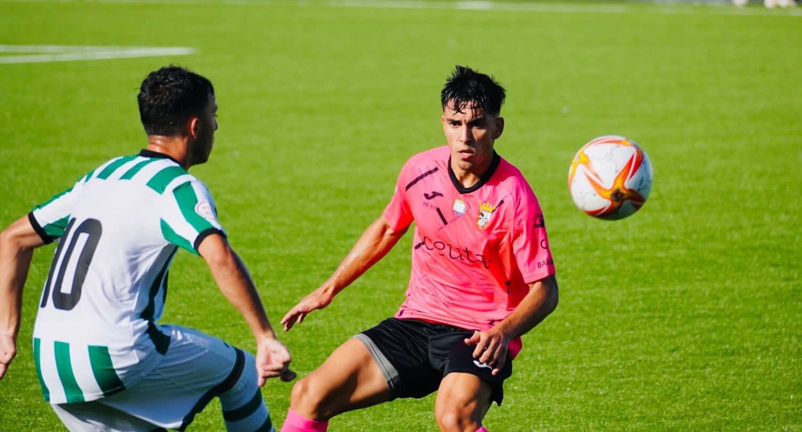 Ale Marín intenta controlar el balón ante un defensa del Ceuta B.