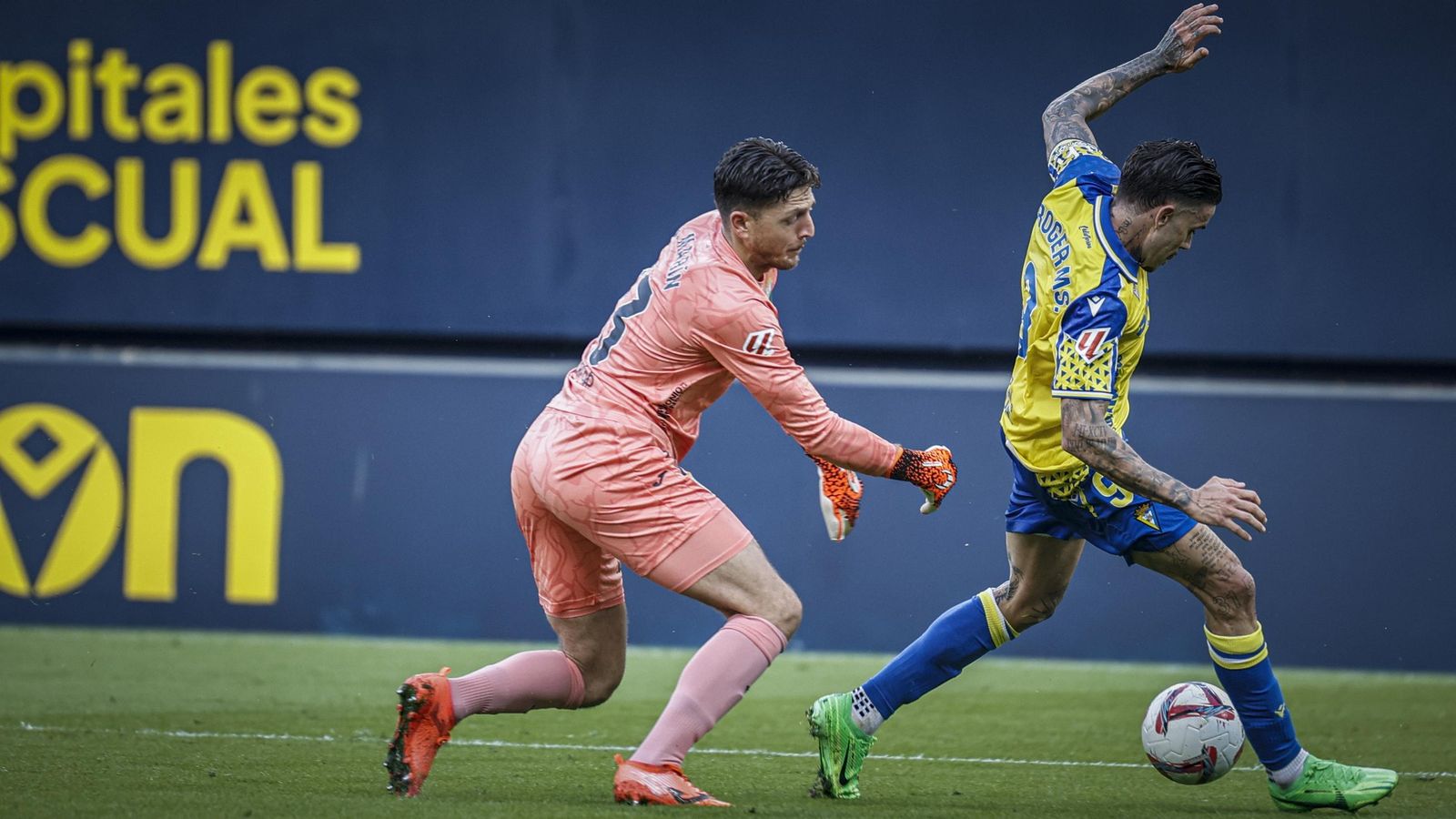 Búscate entre las imágenes del partido de fútbol entre Cádiz CF y Córdoba CF