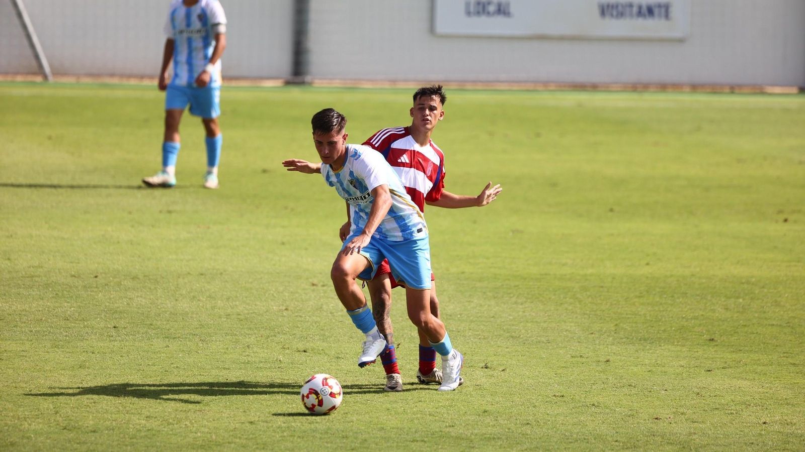 El almeriense Marcos López se marcha de un rival durante un encuentro de este temporada con el conjunto malaguista.