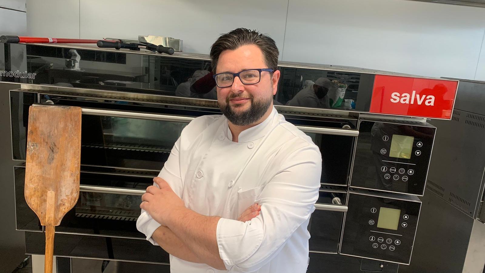 Daniel, ante su horno para la elaboración de pan artesano. Daniel, ante su horno para la elaboración de pan artesano.