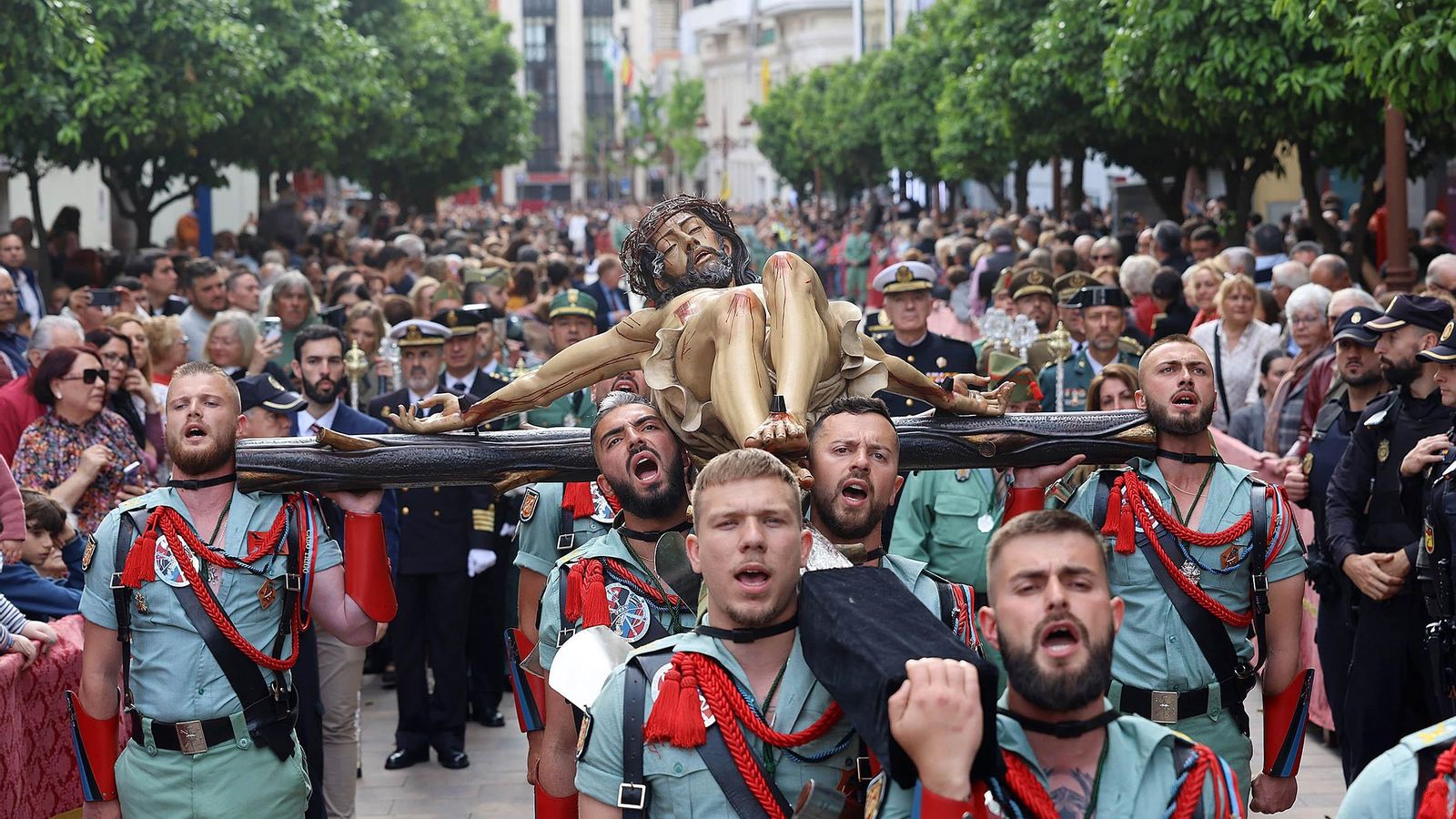 La salida de la procesión contó con una gran cantidad de público.