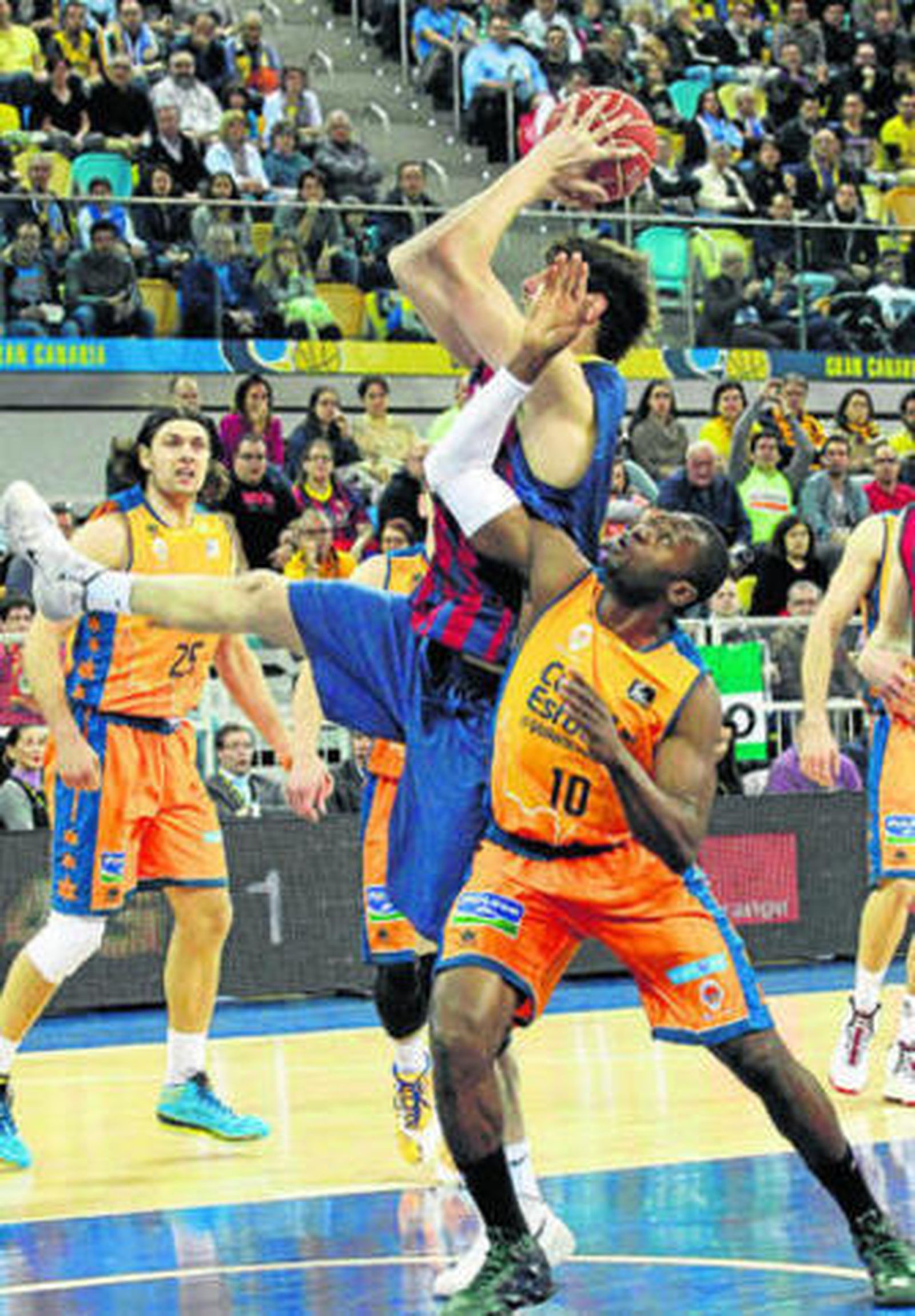 Tomic pelea por un rebote ante Sato.