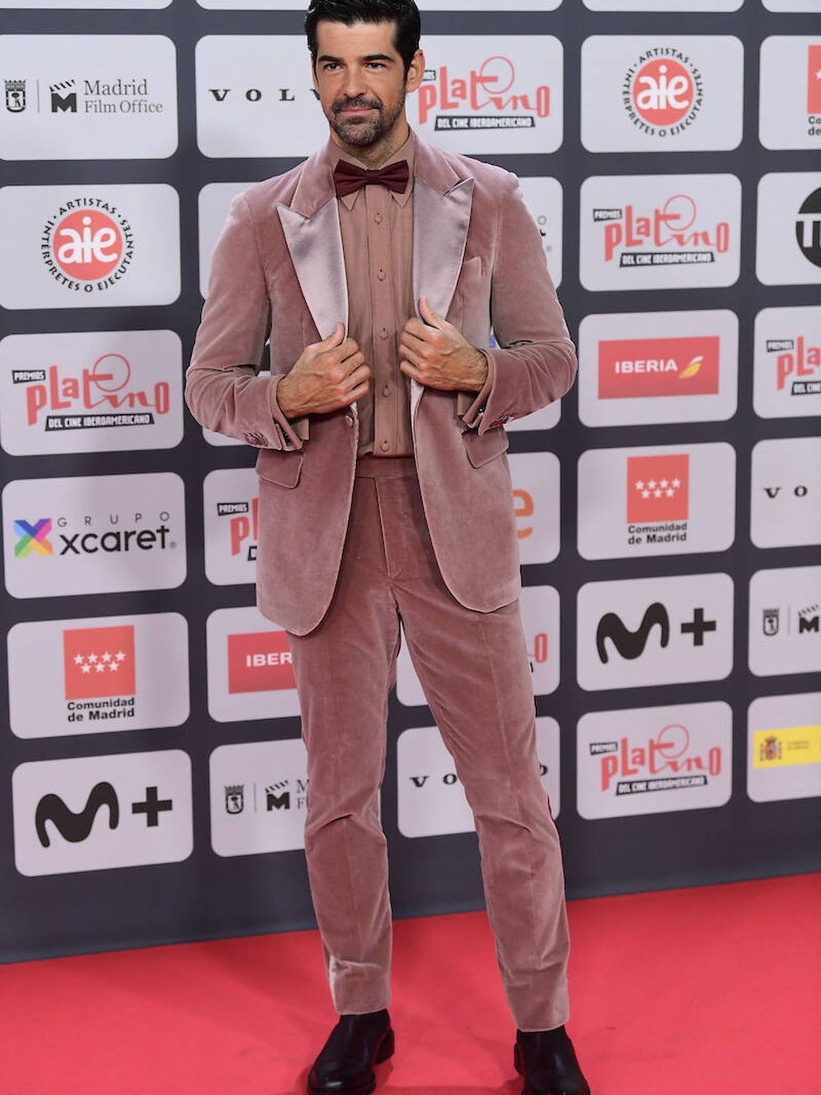 Miguel Ángel Muñoz, presetador de la gala, llevó en la alfombra roja un esmoquin rosa empolvado de terciopelo de Pedro del Hierro.