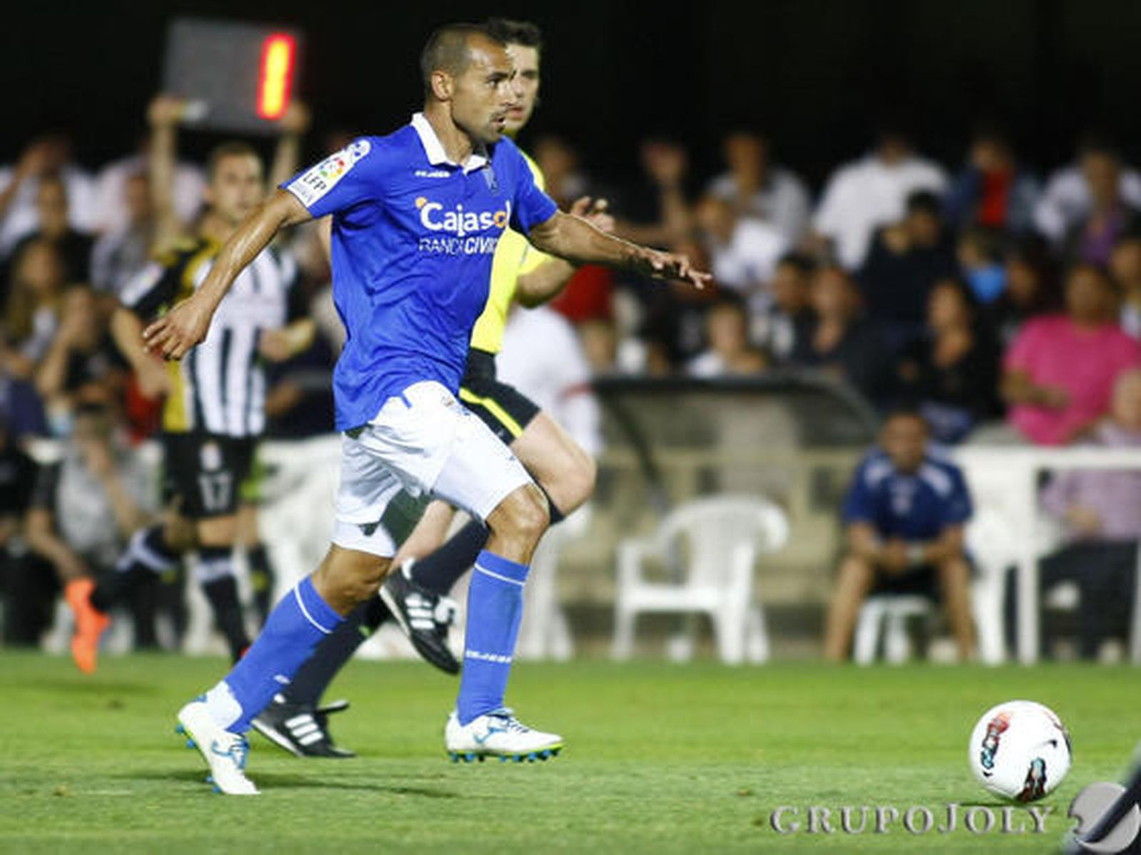 José Vega, que cumplió una buena actuación en su retorno al once, avanza con el balón controlado.   Foto: lof