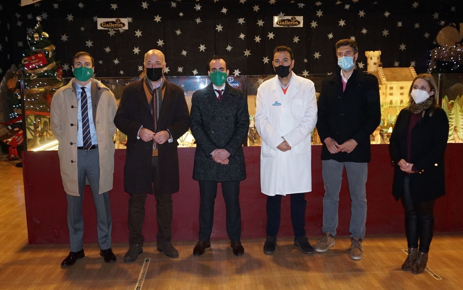 Visita del delegado y del alcalde a la firma Galleros Artesanos de Rute.