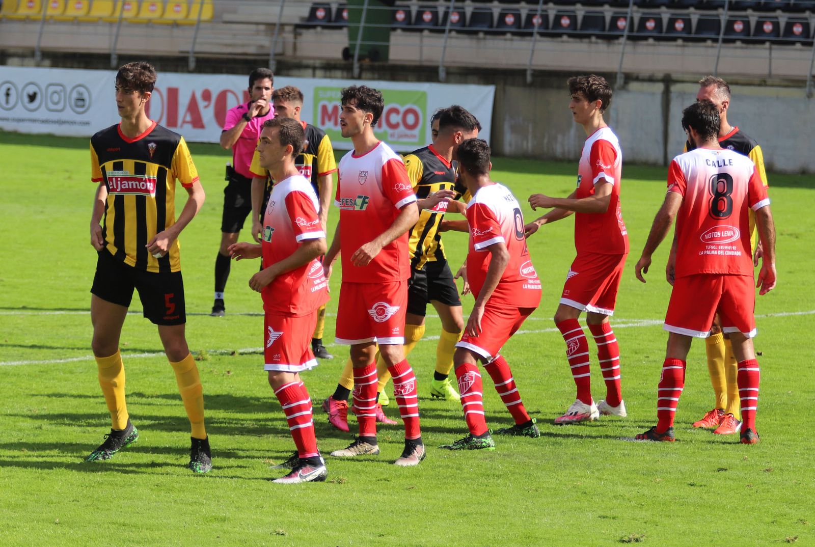 Jugadores de San Roque y La Palma, en un momento del partido de la primera vuelta.