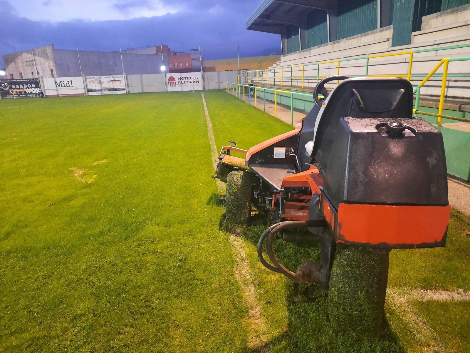 El césped del San Rafael, recién cortado.