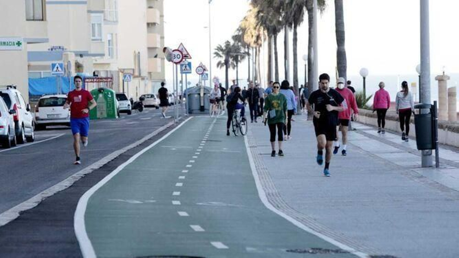 El tramo de la mañana aglutina a más número de personas paseando y haciendo deporte.
