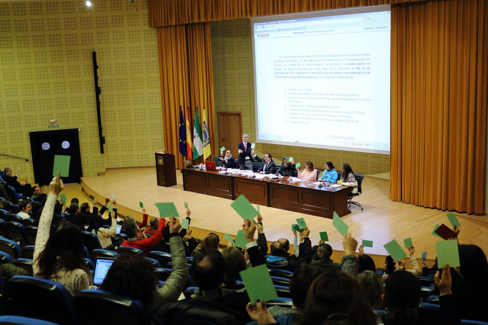 Votación en la sesión del Clasutro de la Universidad Pablo de Olavide.