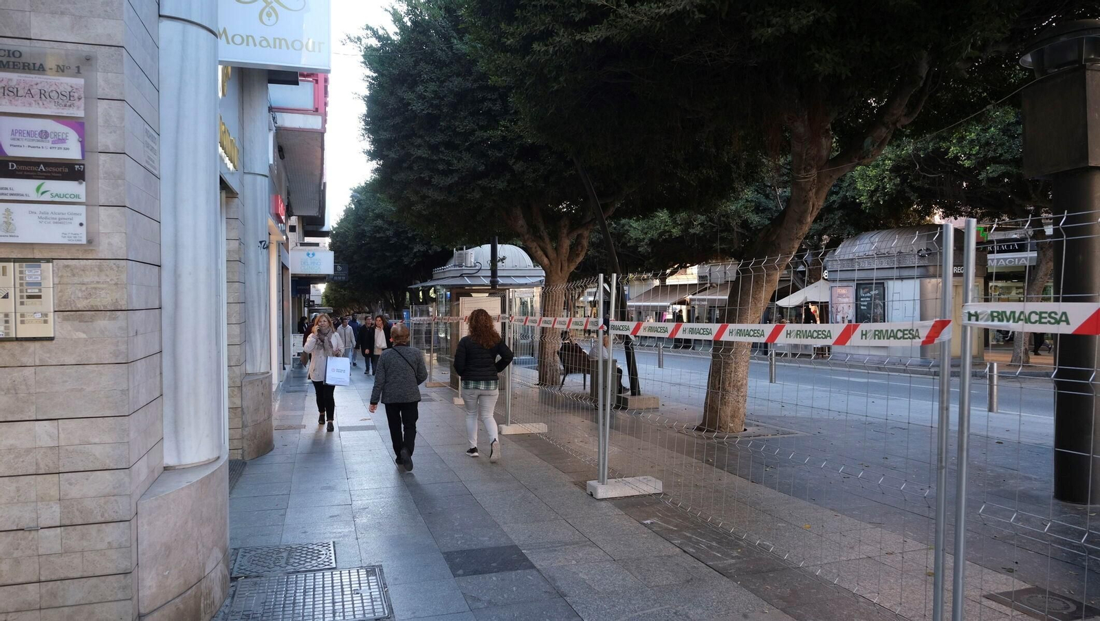 Corredor peatonal entre el vallado perimetral de las obras del Paseo