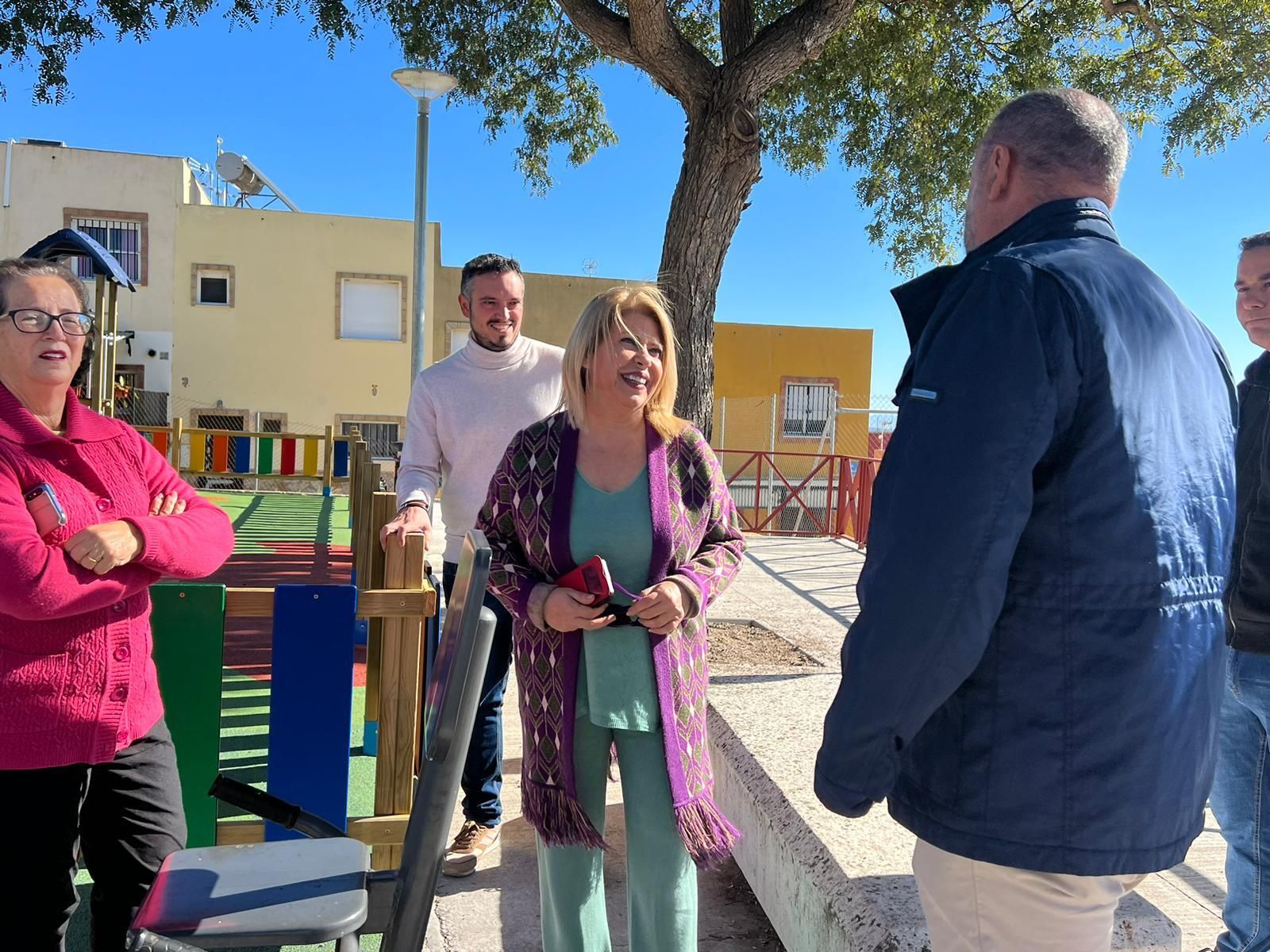 Mamen Sánchez, en su visita a uno de los parques infantiles de la zona rural.