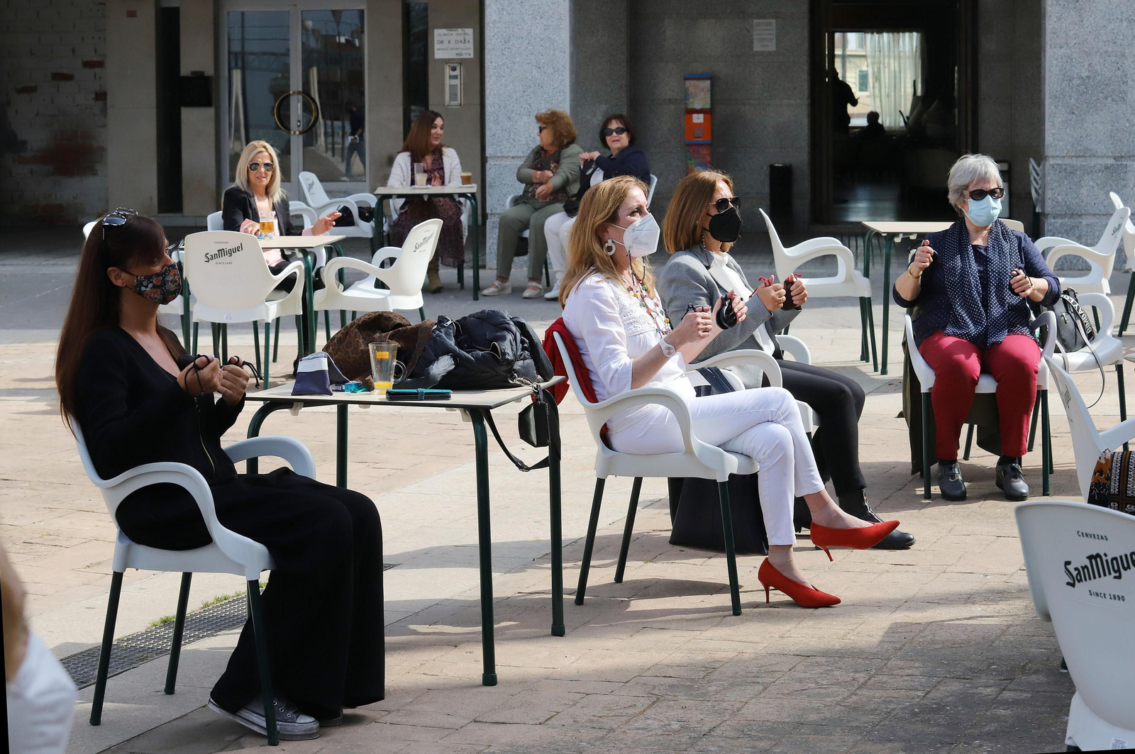 Imágenes del taller de tocar palillos de la programación de Cultura en los Barrios