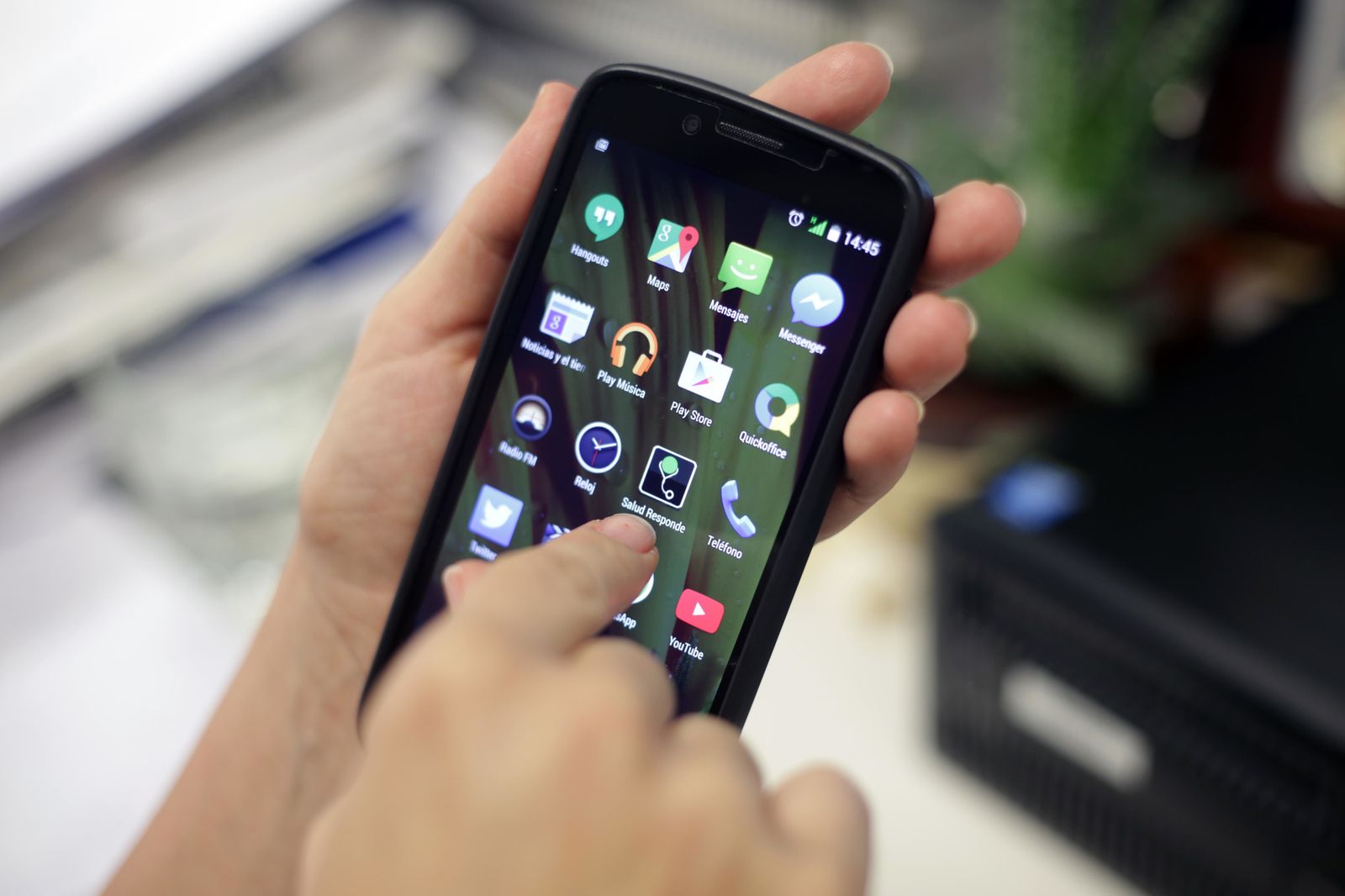 Un usario seleccionando la aplicación de Salud Responde.