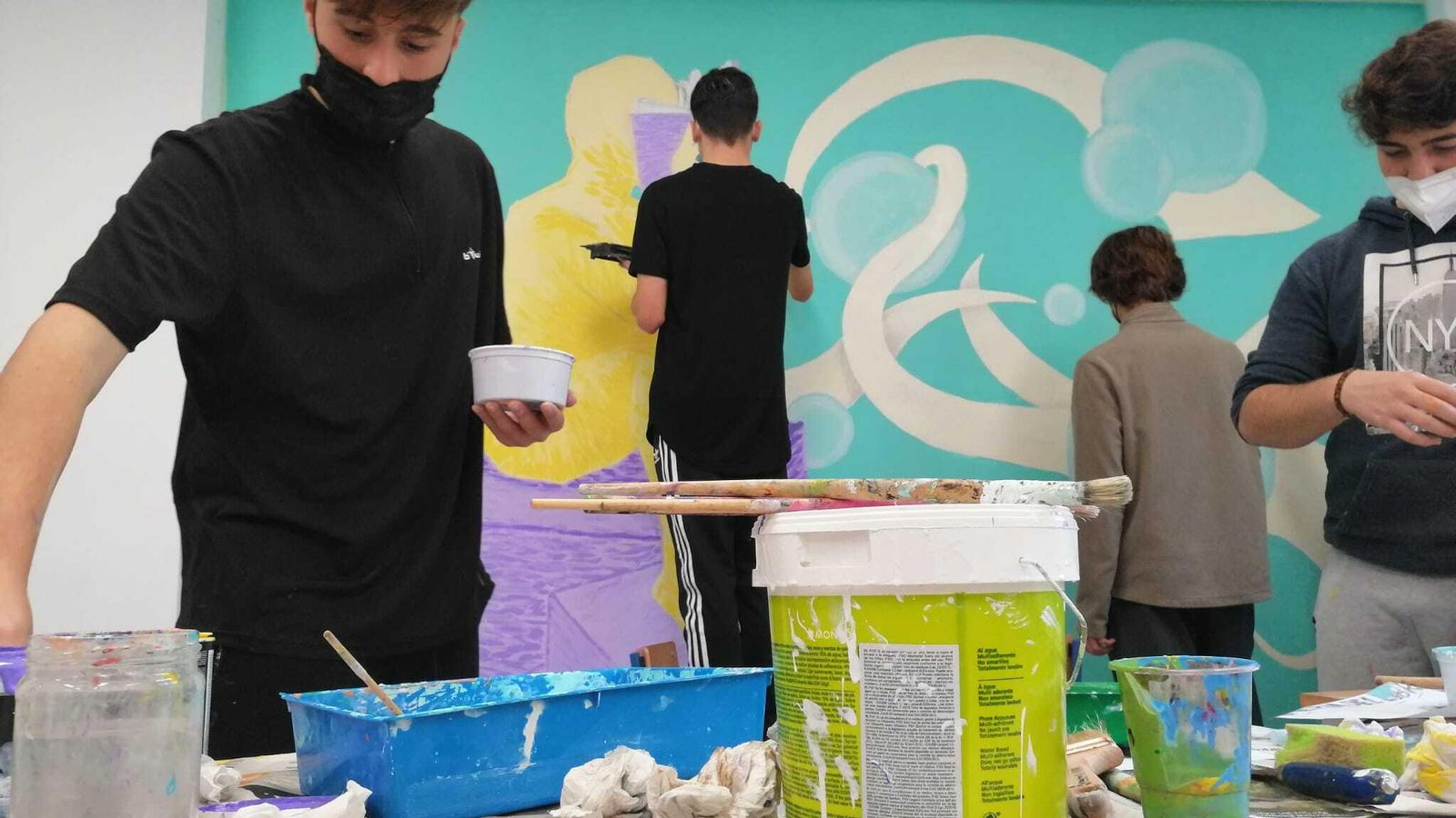 Elaboración de uno de los murales del IES Antonio Muro