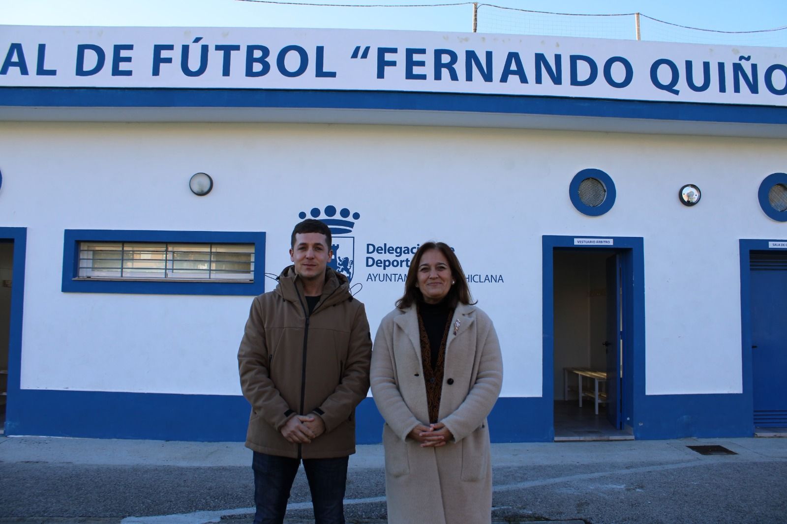 Ana González y José Alberto Cruz visitan los nuevos vestuarios del Campo de Fútbol Municipal Fernando Quiñones.