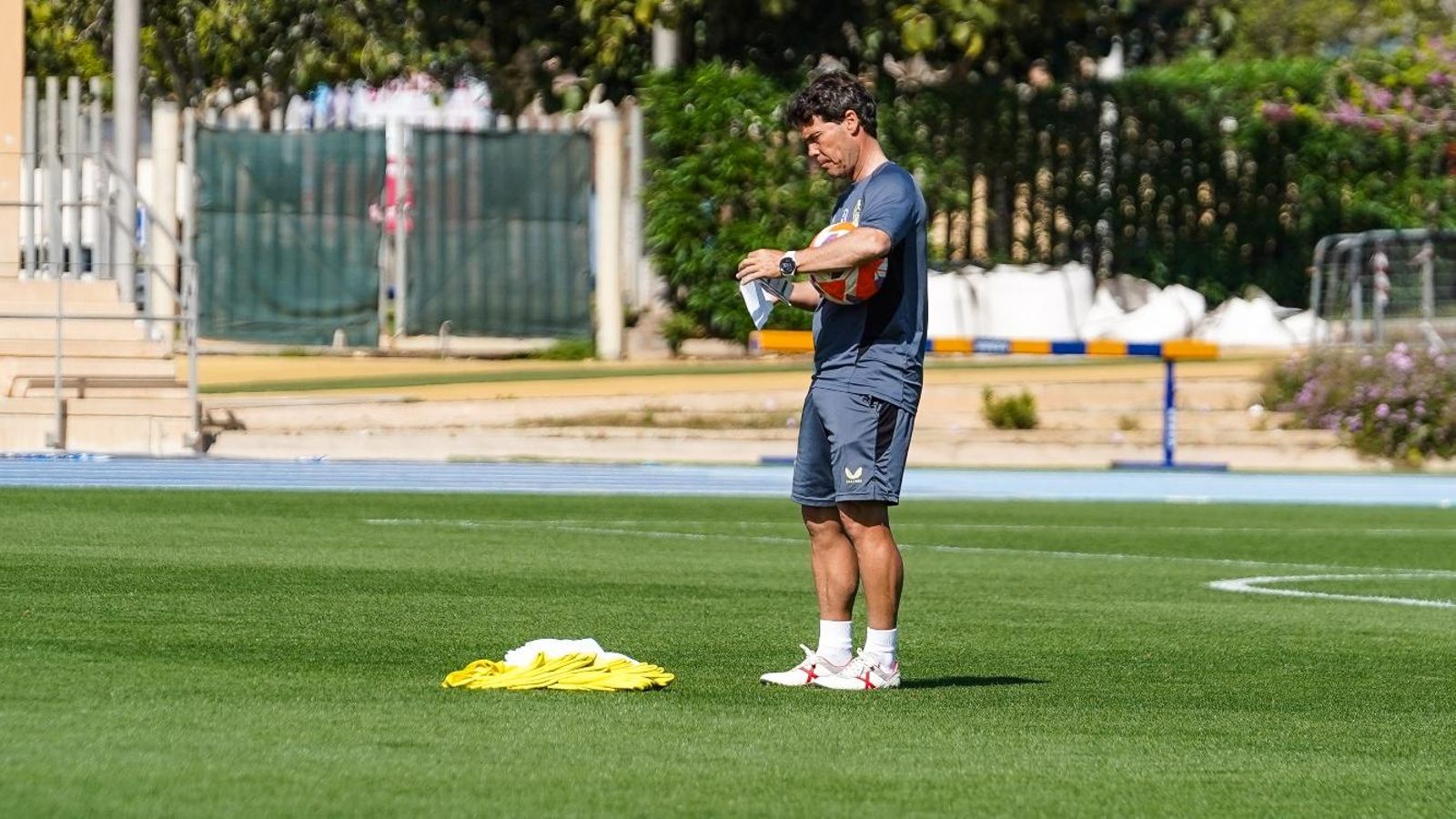 El técnico rojiblanco observa sus papeles durante un entrenamiento.