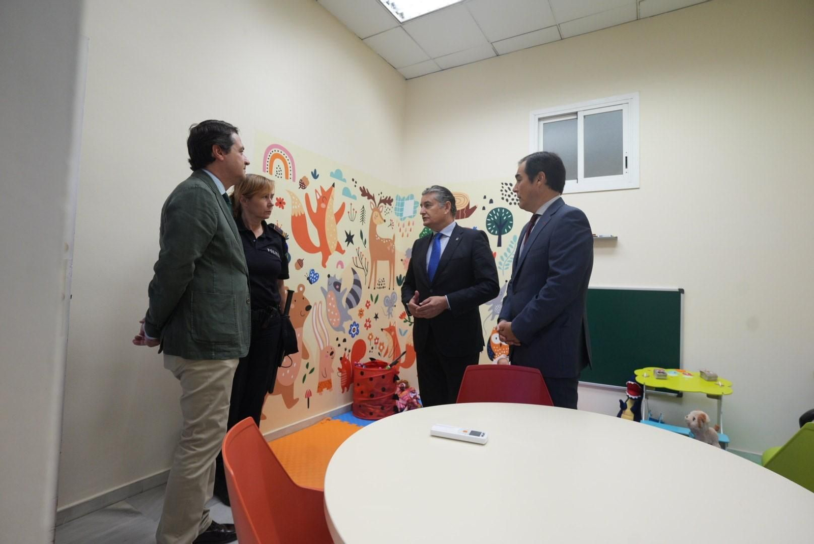 Antonio Sanz visita en la Jefatura de la Policía Local una sala de atención a víctimas de violencia de género . Antonio Sanz visita en la Jefatura de la Policía Local una sala de atención a víctimas de violencia de género .
