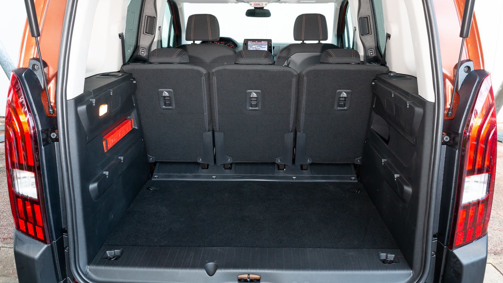 Cuenta con tres asientos individuales en la segunda fila.