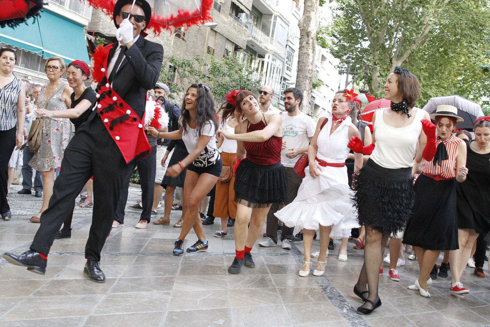 Imagen de archivo de un grupo de personas bailando swing en Granada.