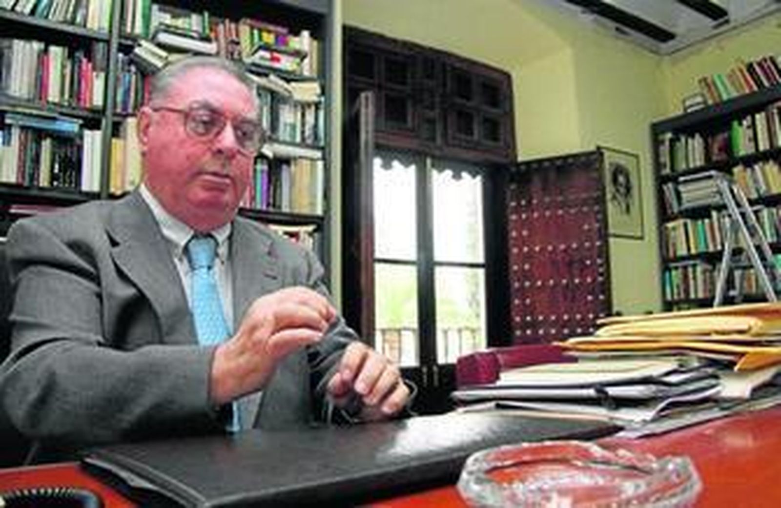 Luis Navarro García, en su despacho de la cátedra de Historia de América, en la Universidad de Sevilla.