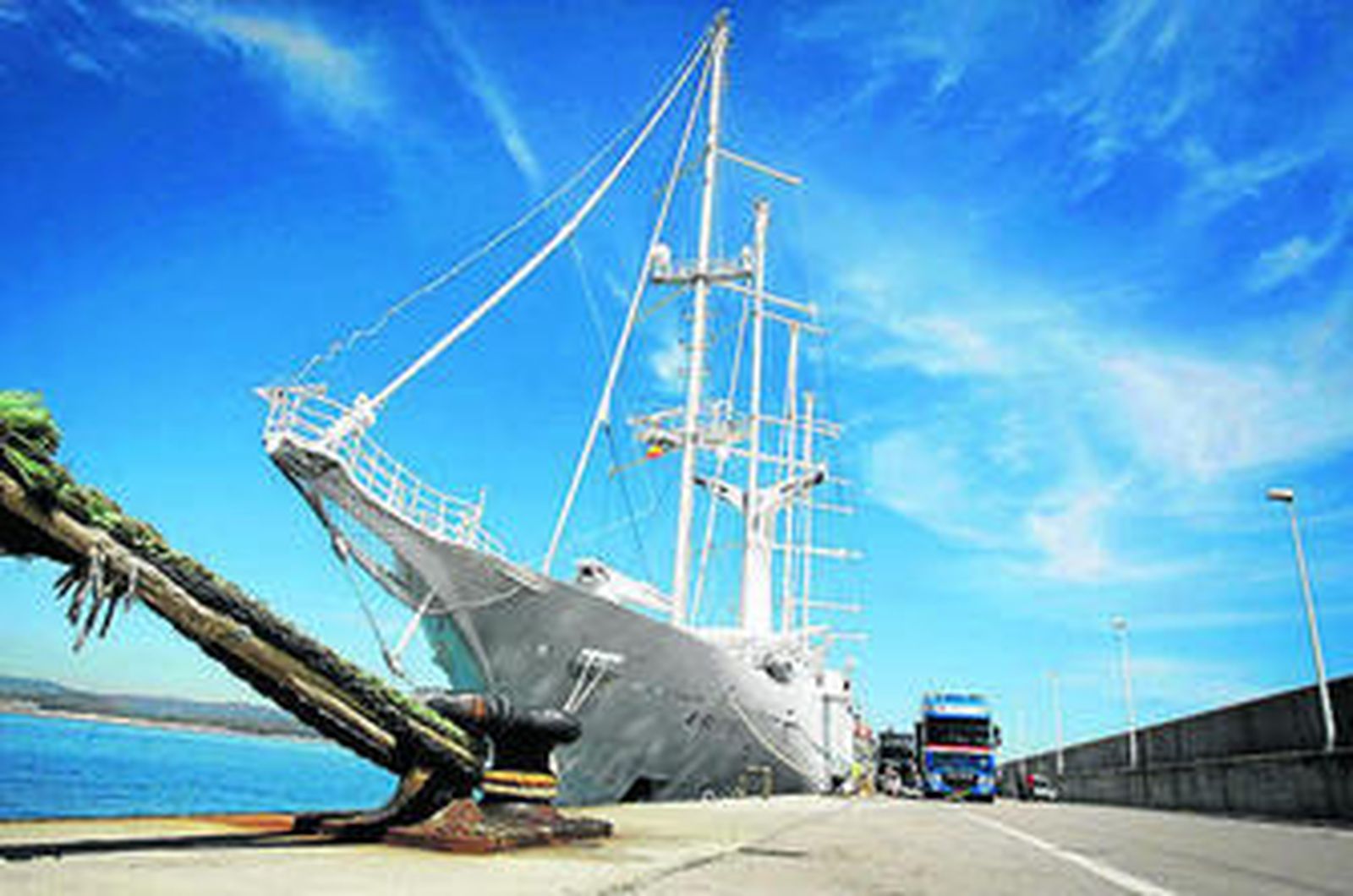 El crucero Wind Spirit atracado en el puerto de Algeciras.