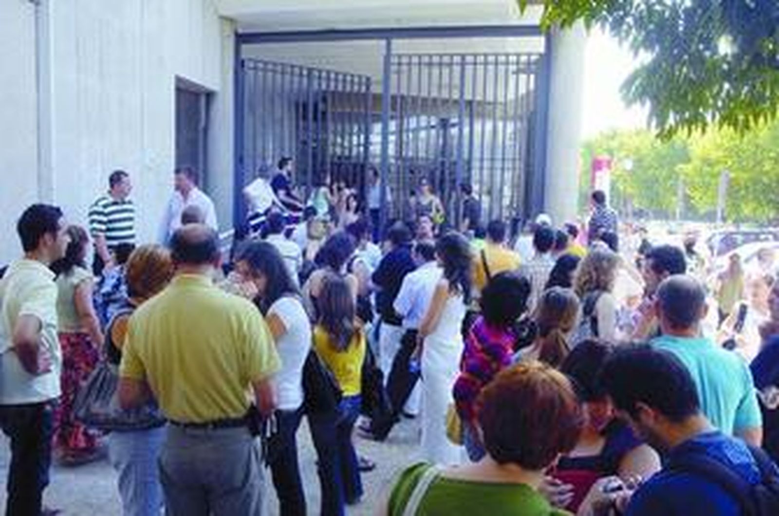 Convocatoria de exámenes de una oferta de empleo público realizada recientemente en Sevilla.