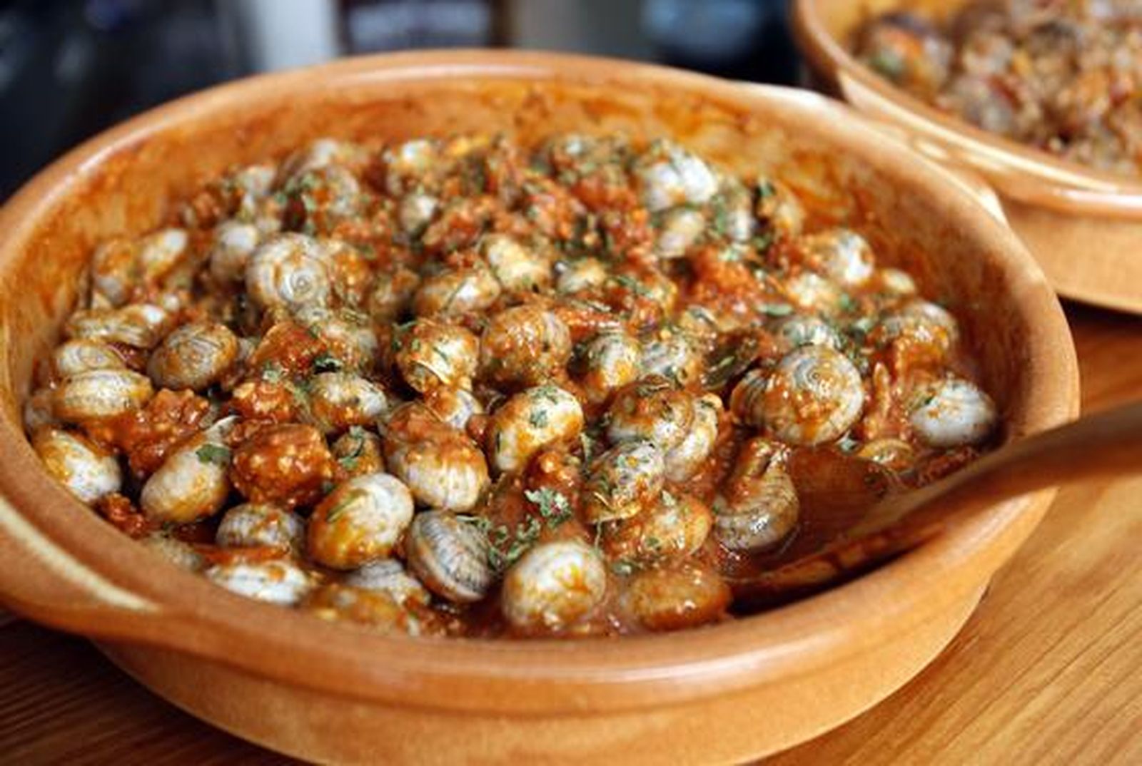 Taberna Dos Gatos

Muy centrada en la tradición gastronómica malagueña, la Taberna Dos Gatos realiza sus tapas basándose en recetas malagueñas. Los variados pinchos junto con las cazuelas su especialidad. En cuanto a los vinos también buscan ofrecer los malagueños y constantemente cambian el de la casa, siempre buscando que el comensal pruebe nuevos caldos.

Calle Granada, 33.