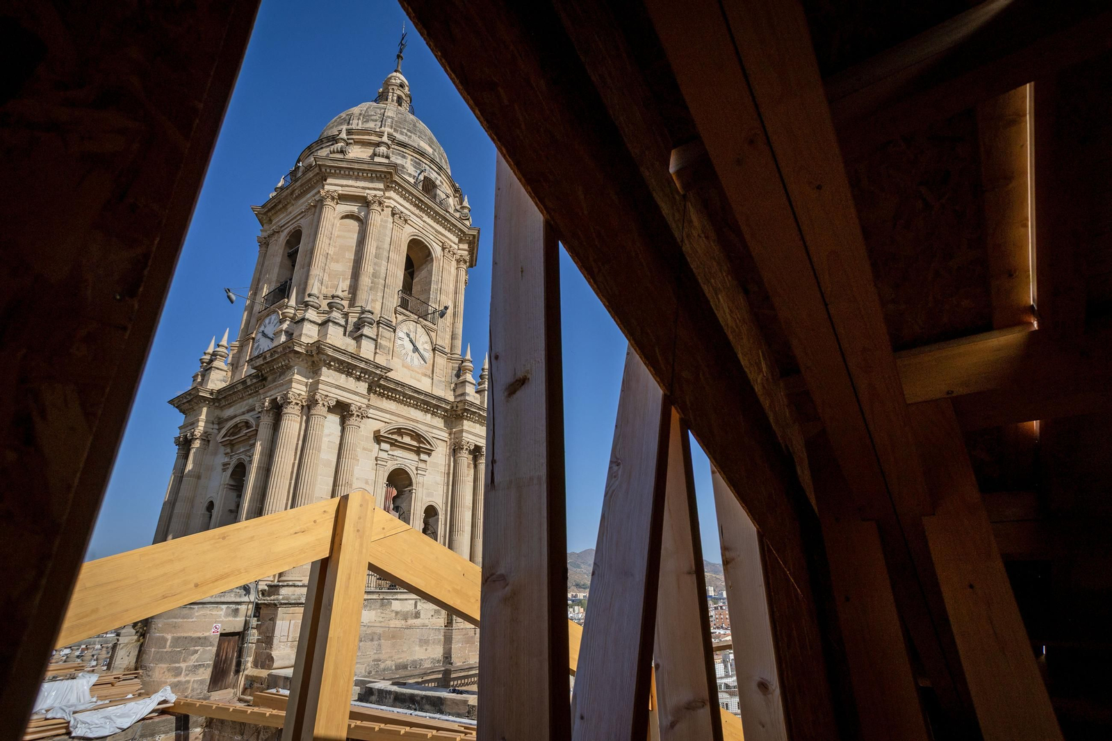 Las obras del tejado de la catedral de Málaga, en imágenes