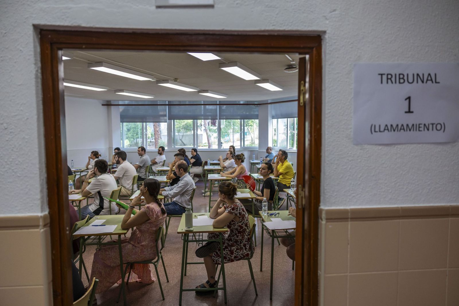 Opositores se disponen a realizar el examen.
