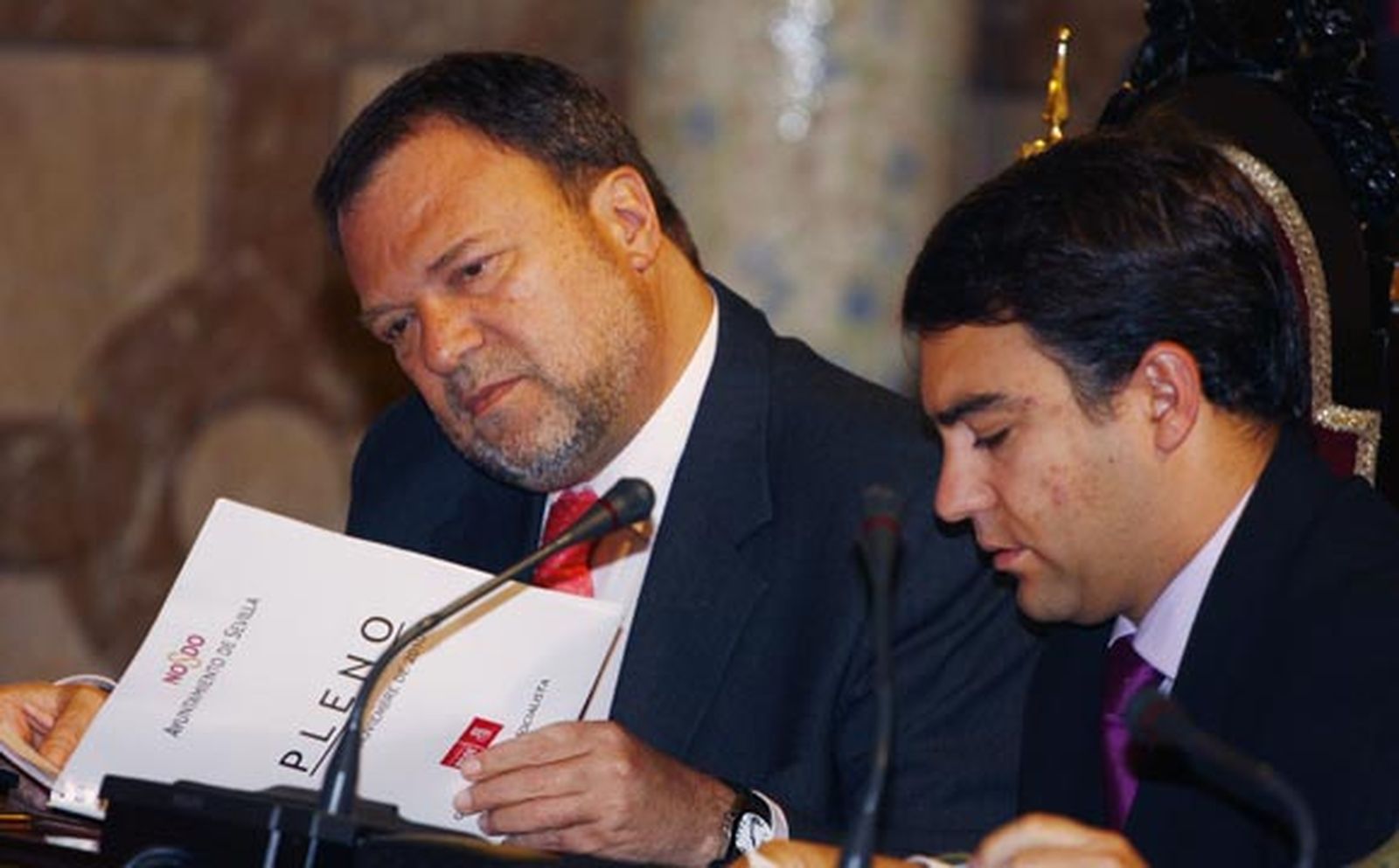 Protestas de afectados por el parking, policías, taxistas y sindicalistas marcan la sesión del Pleno