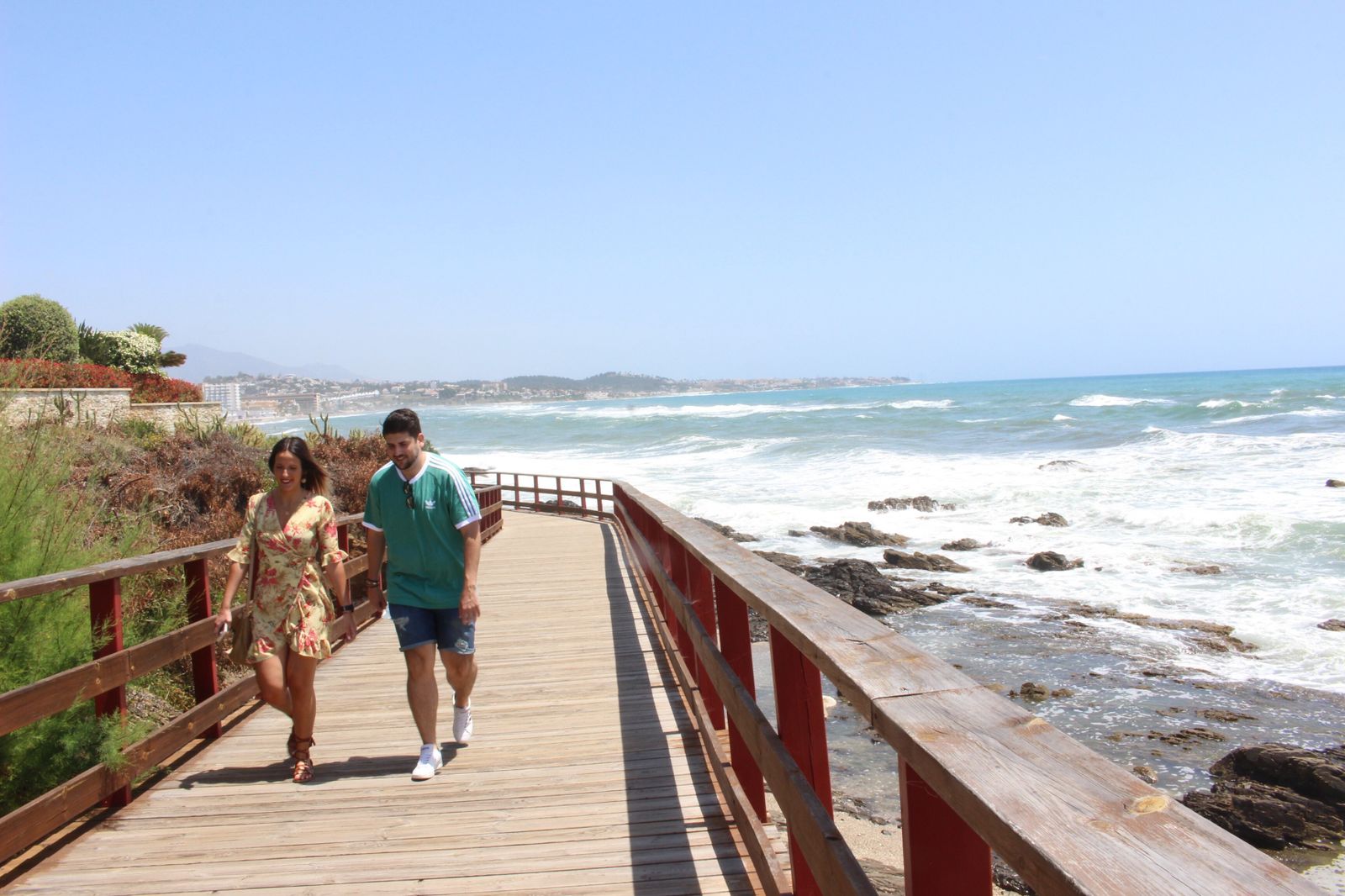 Paseantes disfrutan de la senda litoral de Mijas durante la desescalada.