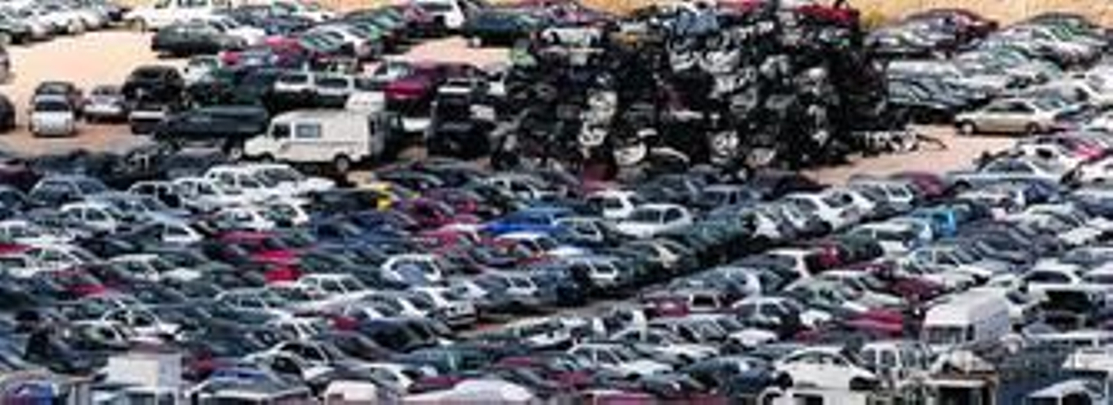 Cientos de coches almacenados en un desguace, en una imagen de archivo.