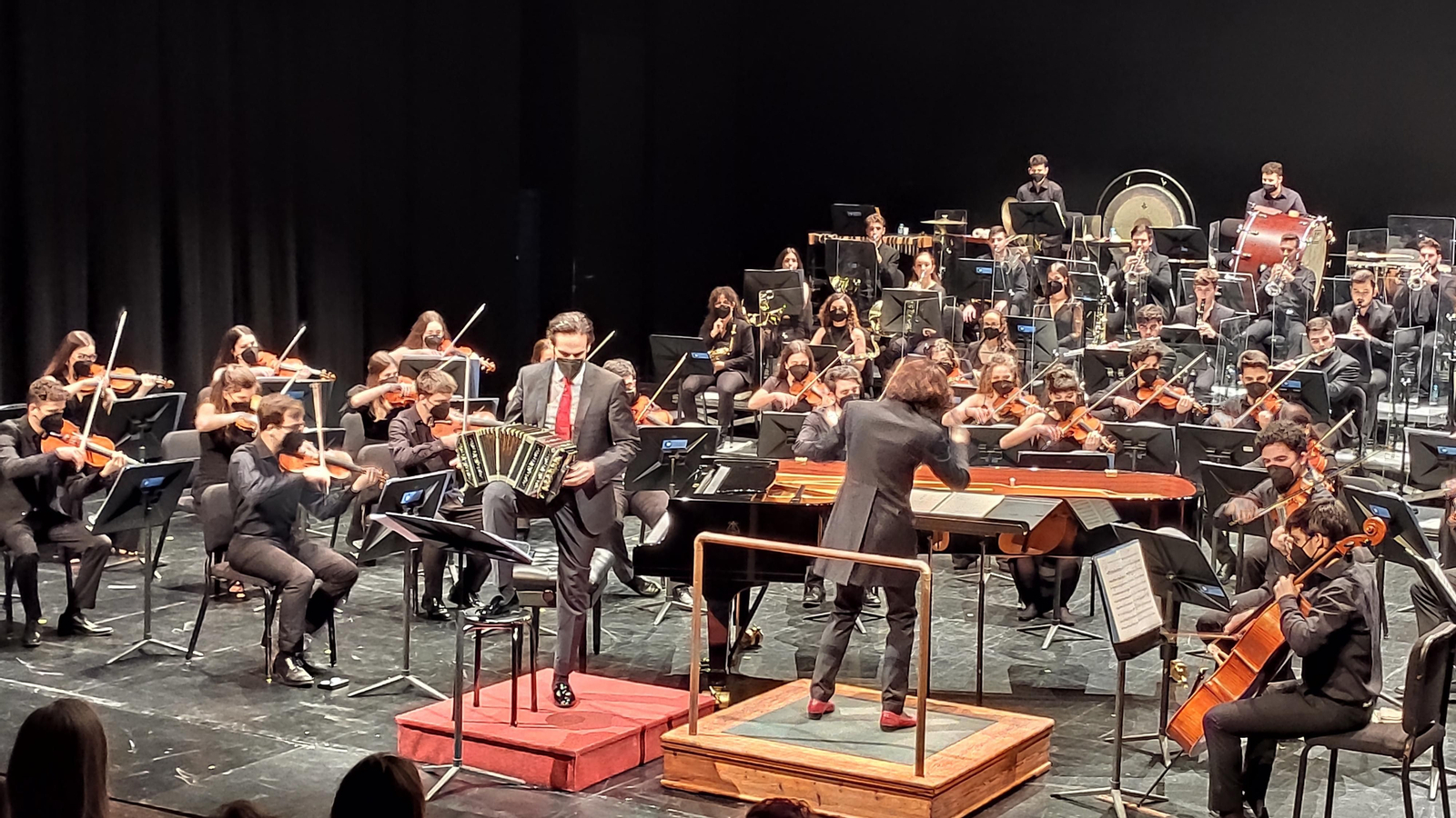 Claudio Constantini y Sarah Ioannides con la OJA en el Teatro Central de Sevilla.