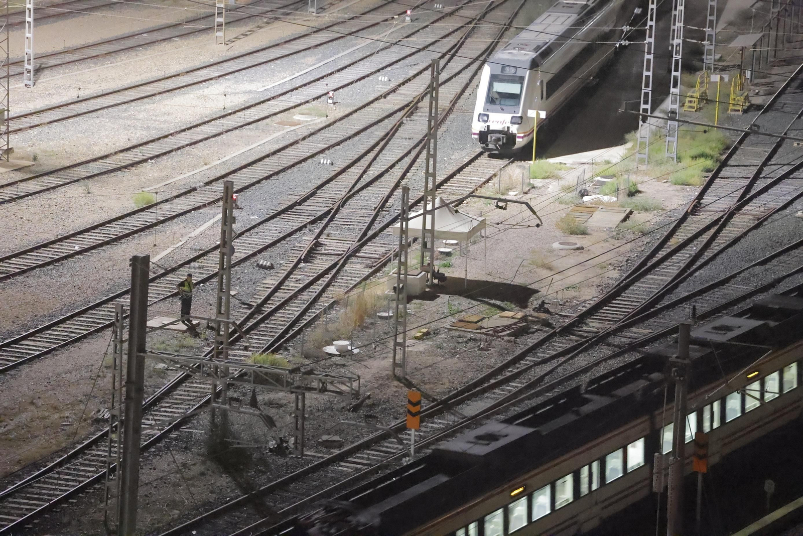 Las imágenes del dispositivo de búsqueda de la Policía y la UME para encontrar a Álvaro Prieto junto a las vías de Santa Justa