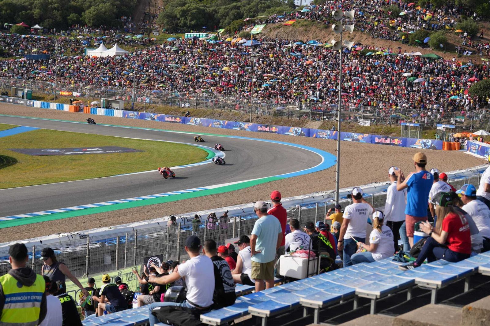 Neveras, cerveza muy fría y sombrillas para combatir al calor en el Gran Premio de España en Jerez