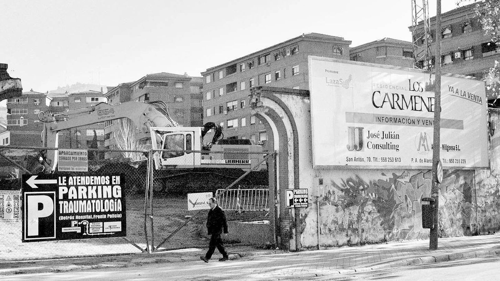 Derribo del viejo estadio con los arcos ya destruidos