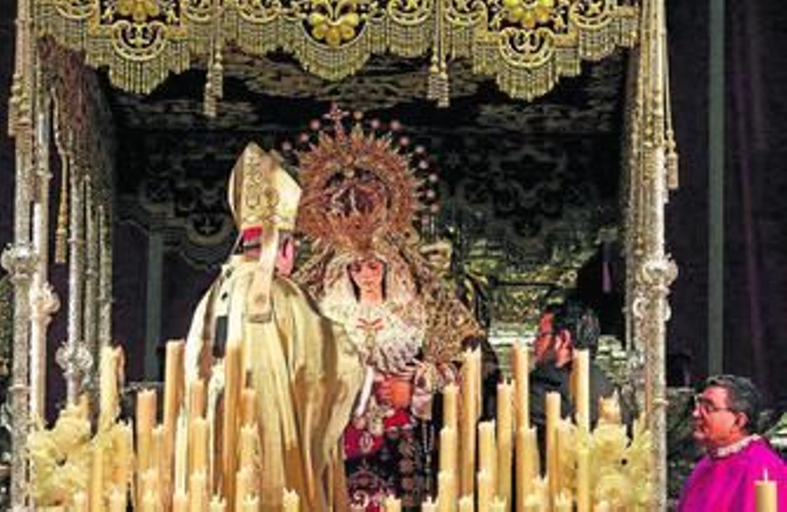 El arzobispo, subido al paso, tras coronar a la Virgen de los Dolores de Camas, ayer en la Catedral.