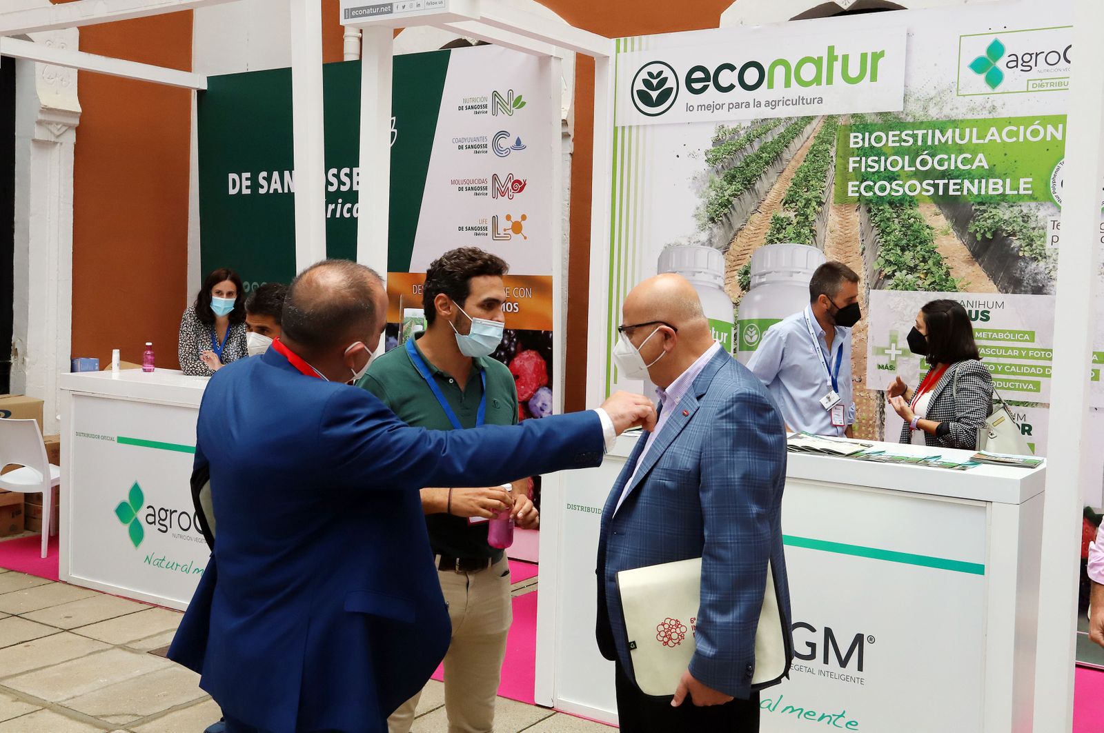 Entrada a los jardines de la Casa Colón que alberga diferentes empresas del sector.