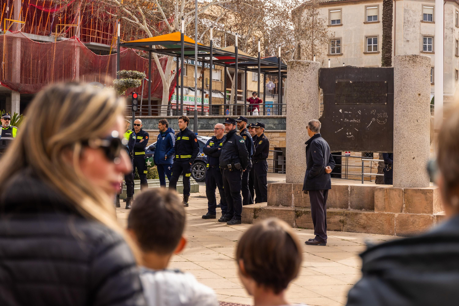 Decenas de linarenses guardan un minuto de silencio por la niña fallecida a causa del incendio en los Arrayanes.