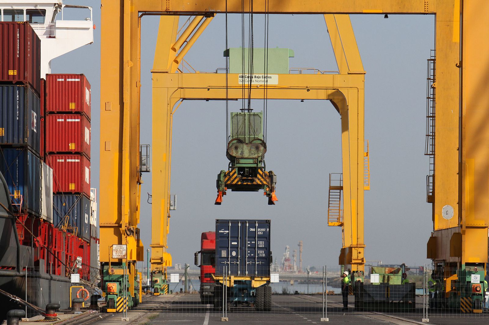 Carga de contenedores en buques del Muelle Sur del Puerto de Huelva.