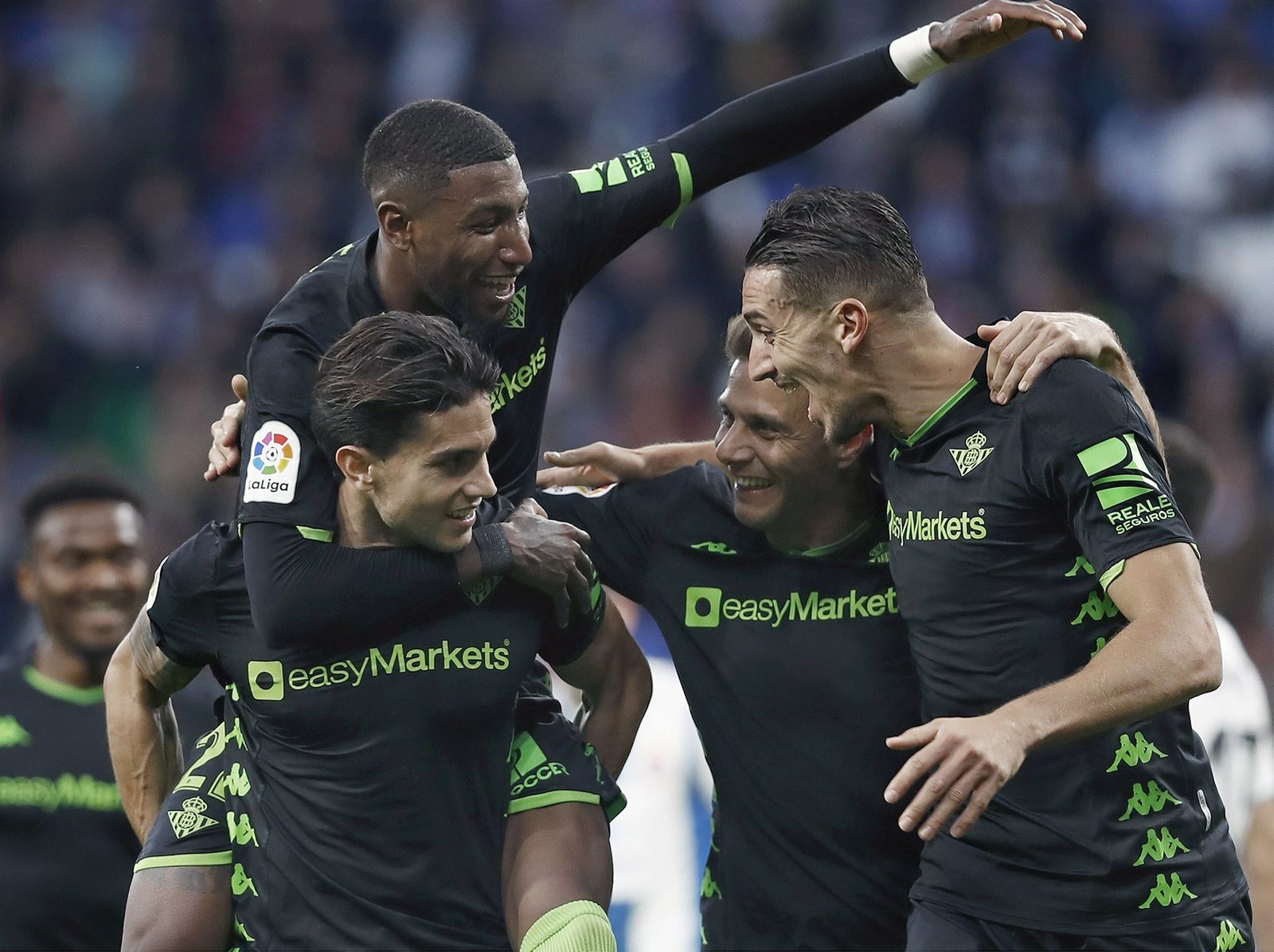 Joaquín, Feddal y Emerson felicitan a Bartra tras el tanto del empate.