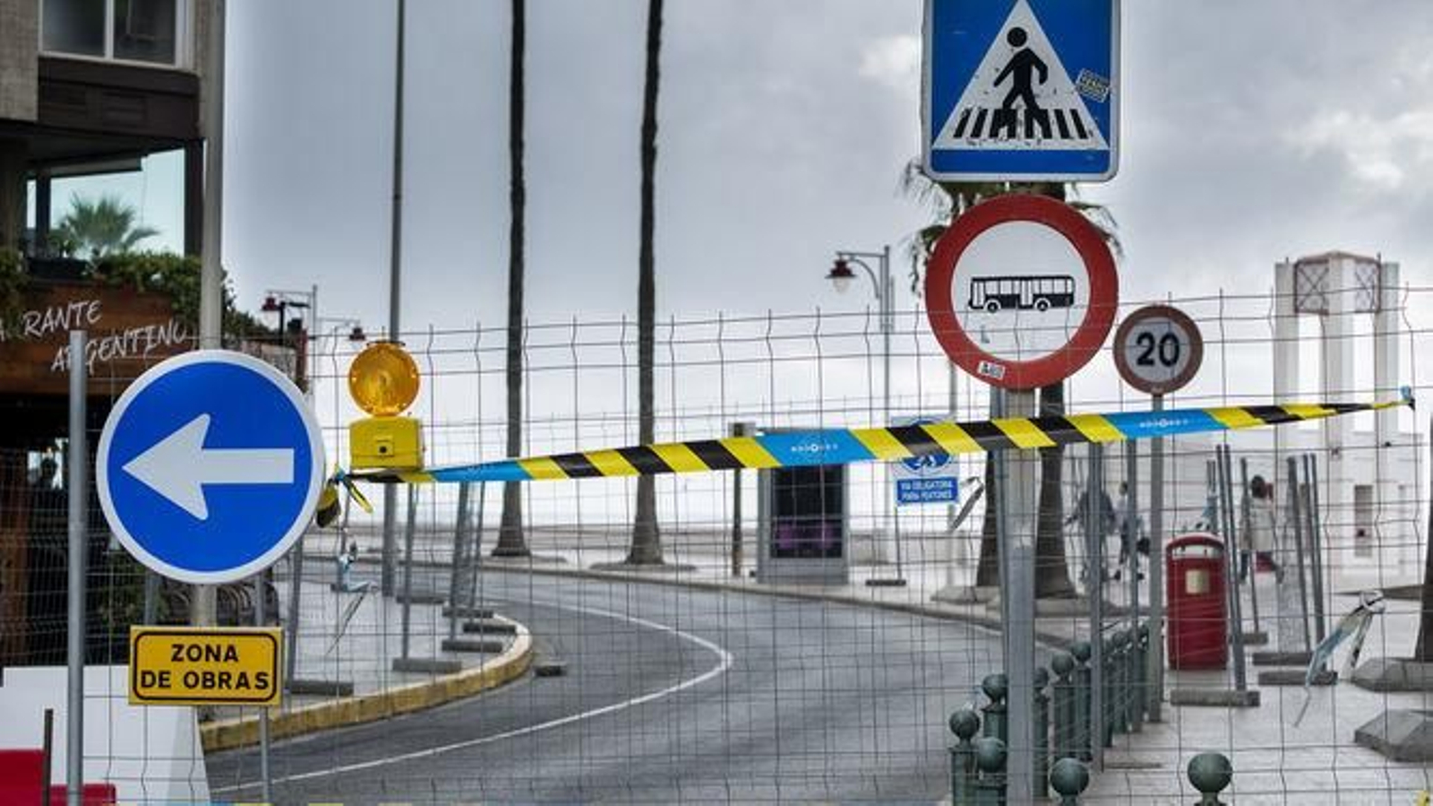 Señalización del inicio de las obras en el Paseo Marítimo.